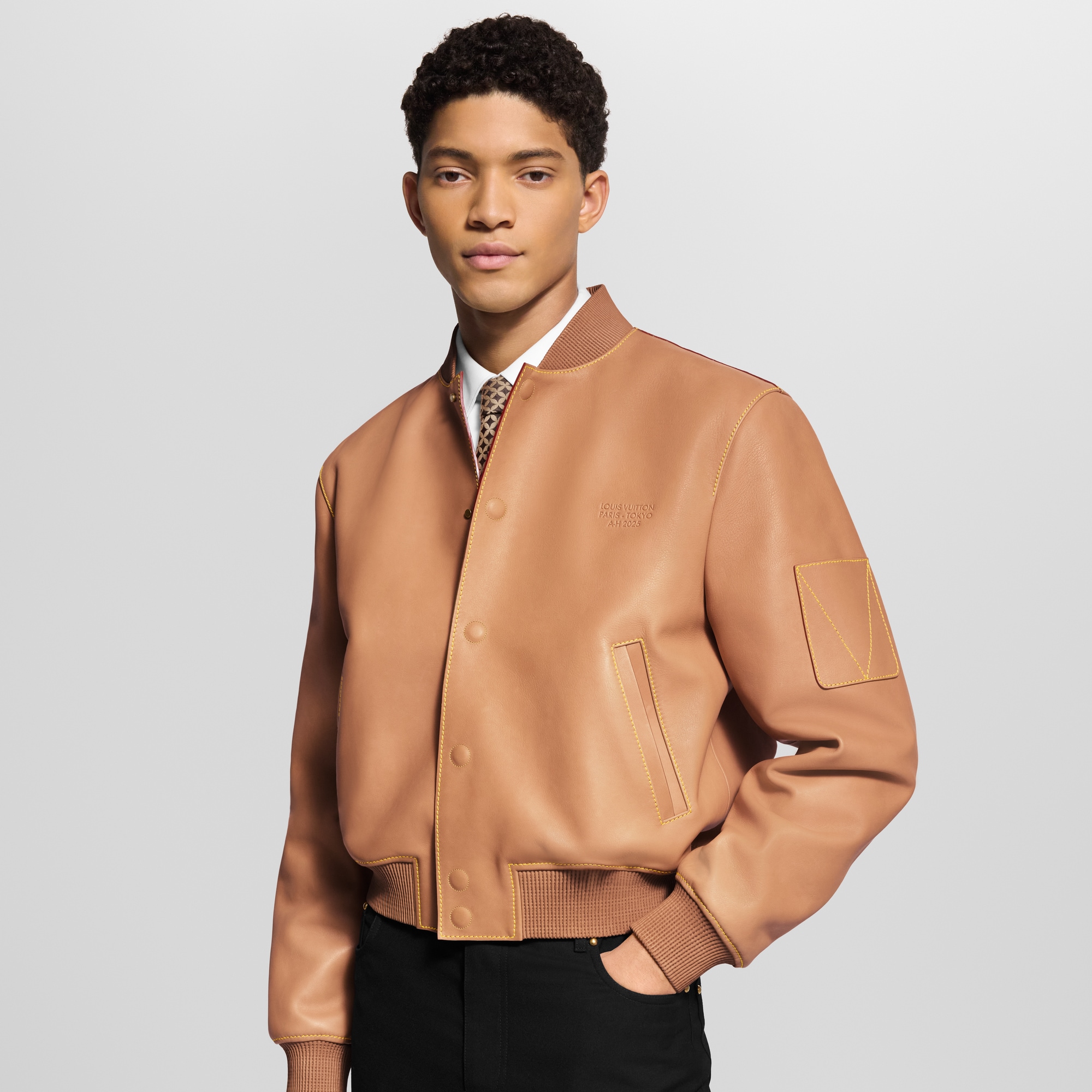 Varsity Blouson aus naturbelassenem Leder  Herren Ready to Wear Jacken und Mäntel | LOUIS VUITTON (Zoom)