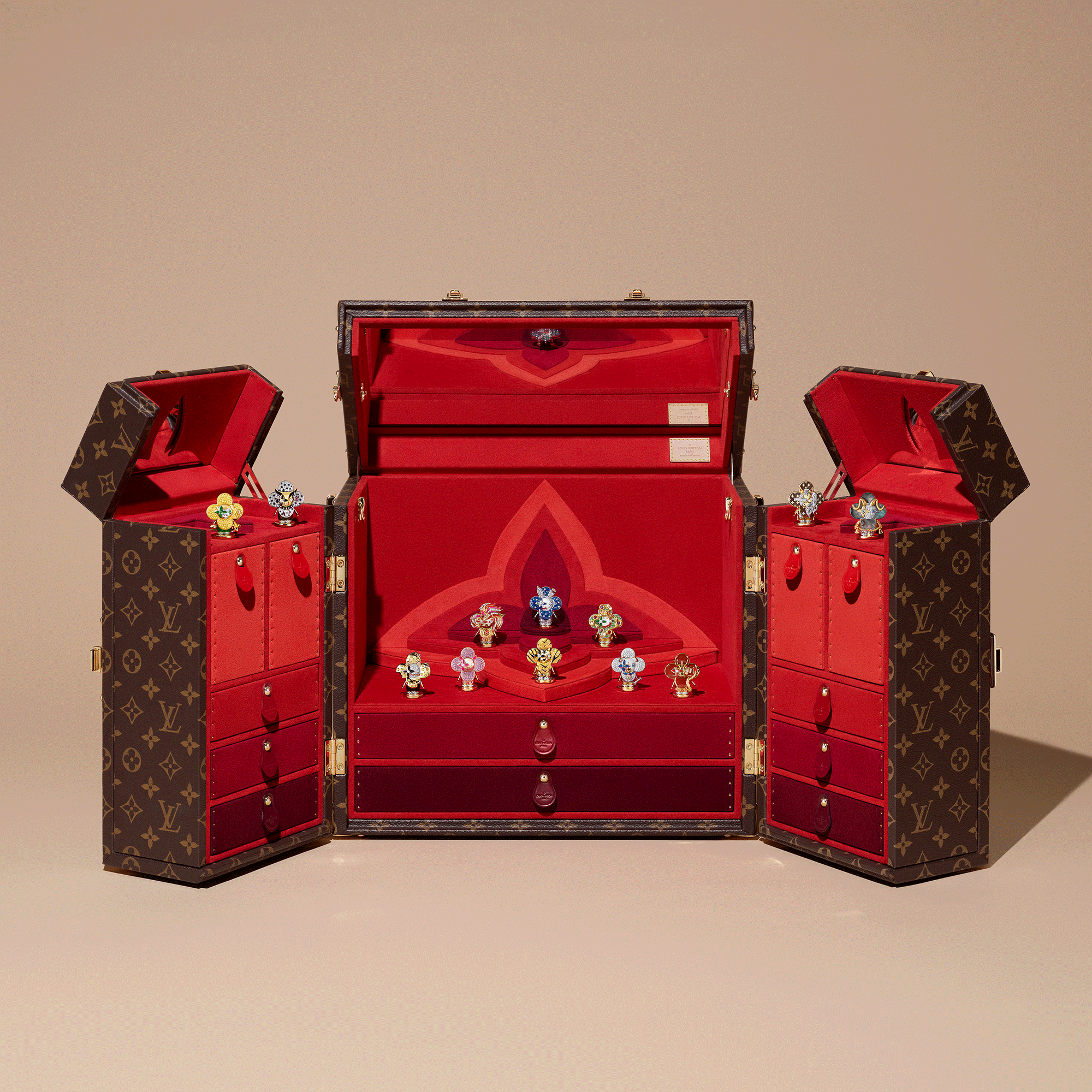 Vivienne Horse Anhänger mit Halskette, Gelbgold, Weißgold, Lack & Diamanten  Les Extraordinaires Schmuck Halsketten und Anhänger | LOUIS VUITTON (Zoom)