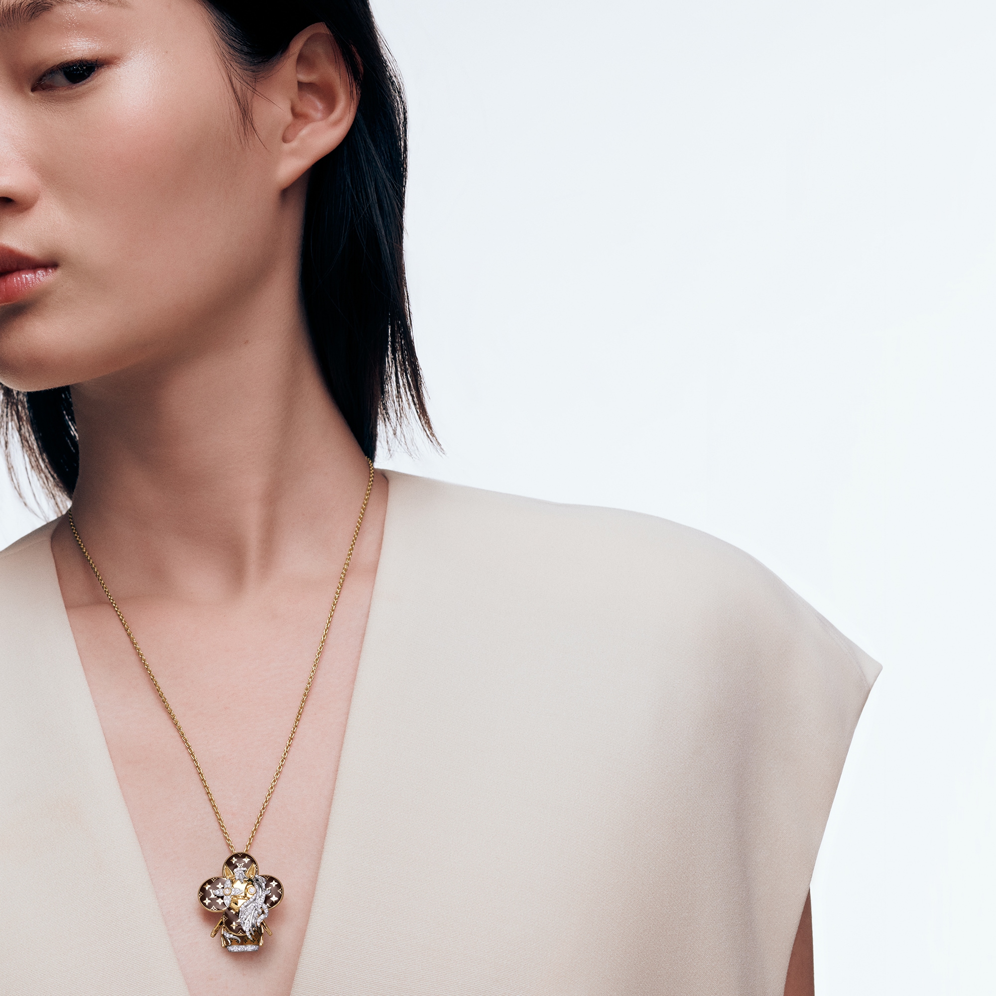 Vivienne Horse Anhänger mit Halskette, Gelbgold, Weißgold, Lack & Diamanten  Les Extraordinaires Schmuck Halsketten und Anhänger | LOUIS VUITTON (Zoom)
