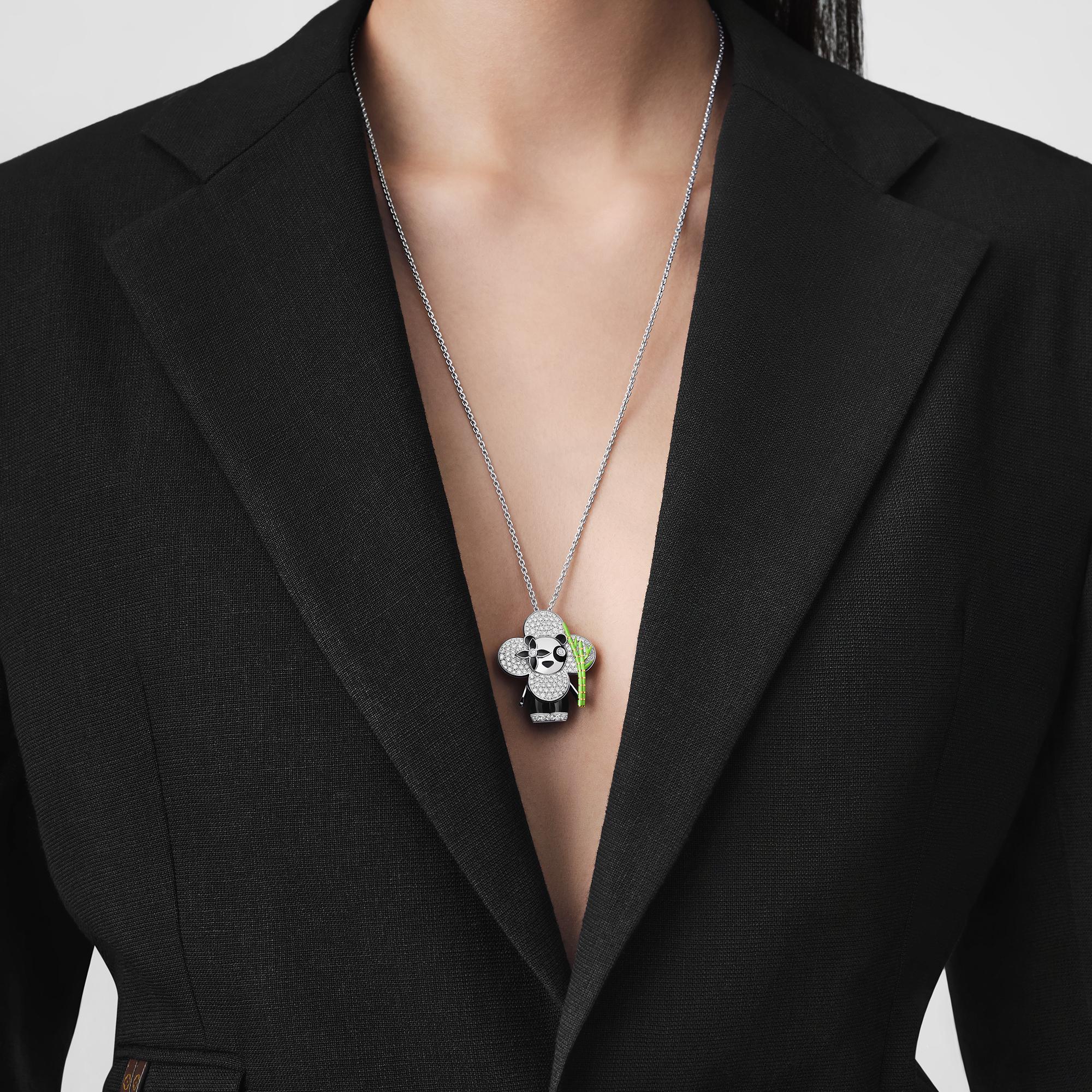 Vivienne Panda Anhänger, Weißgold, Gelbgold, Onyx, Lack & Diamanten  Schmuck Kategorien Alle Schmuckstücke | LOUIS VUITTON (Zoom)