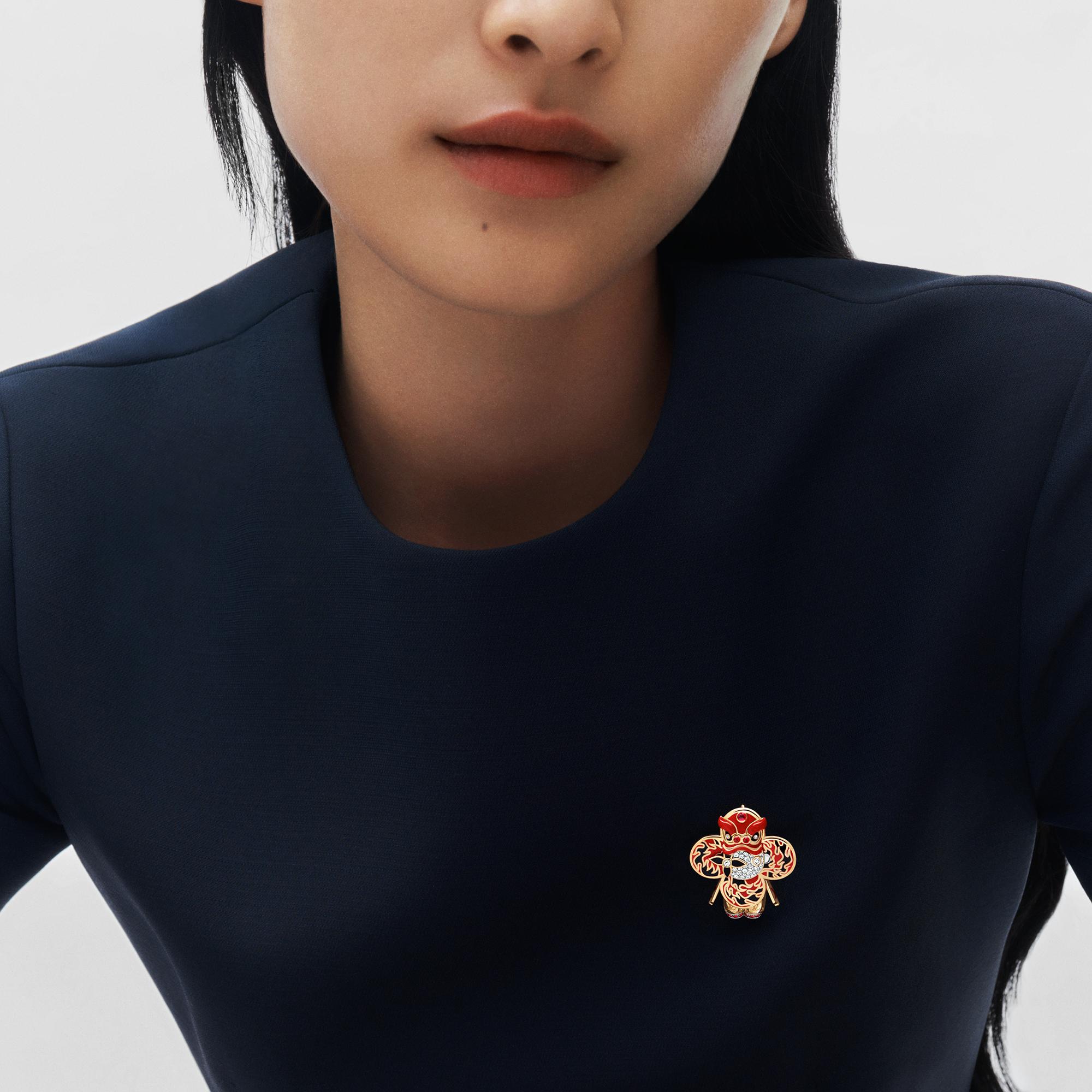 Vivienne roter Lion Dance Anhänger mit Halskette, Gelbgold, Weißgold, Lack, Diamanten & farbigen Edelsteine  Schmuck Kategorien Halsketten und Anhänger | LOUIS VUITTON (Zoom)
