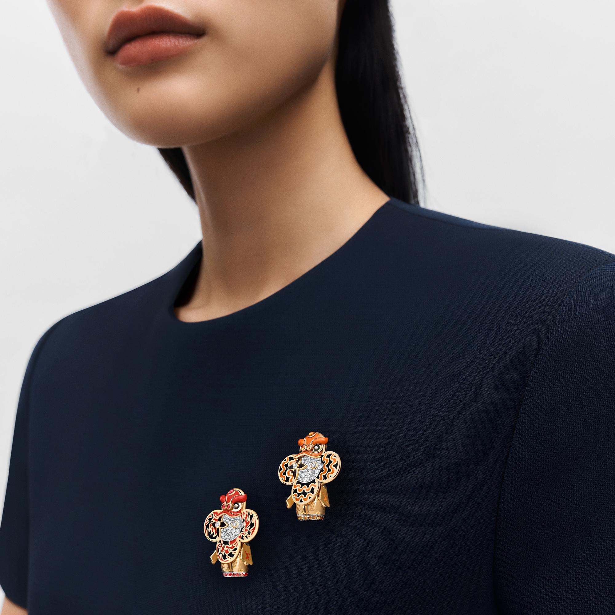 Vivienne roter Lion Dance Anhänger mit Halskette, Gelbgold, Weißgold, Lack, Diamanten & farbigen Edelsteine  Schmuck Kategorien Halsketten und Anhänger | LOUIS VUITTON (Zoom)