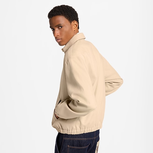 Winterliche Coach-Jacke mit LV Signatur cropped worn view